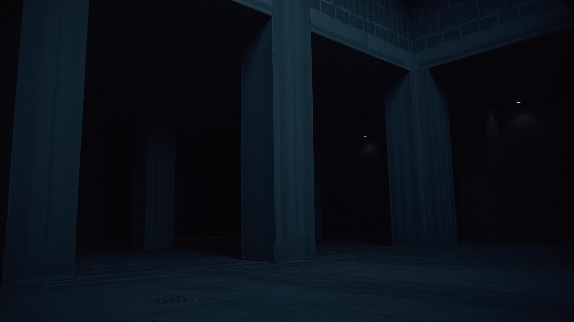 Vaste intérieur architectural sombre traversé d’une lumière rasante